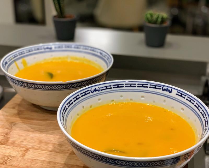 Une histoire de curry, le velouté de courge, carottes & crevettes