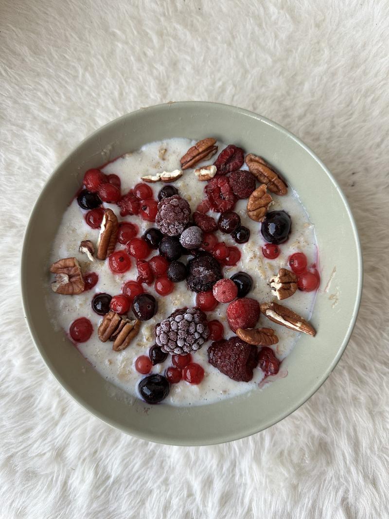 Porridge banane à la vanille & fruits rouges