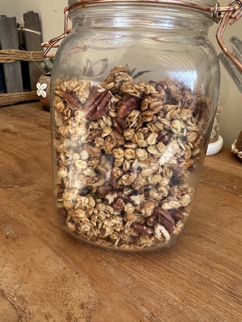 Granola banana, noix de pecan et cacahuète