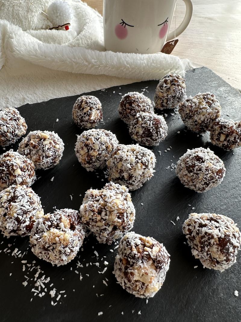 Energy balls dattes, noix de cajou, cacao et noix de coco